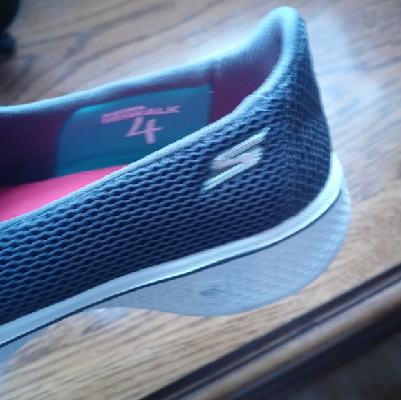 Skechers shoes with memory foam. - Picture 5 of 6